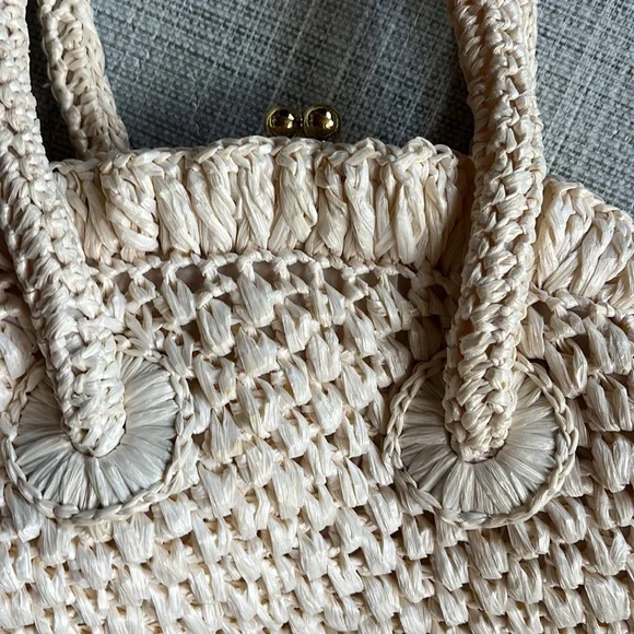 Elegant Cream Straw Woven Handbag - Picture 4 of 8